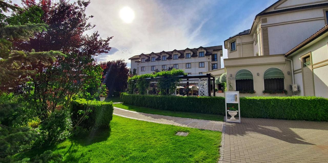 Hotel Sonnenhof Suceava Exteriör bild