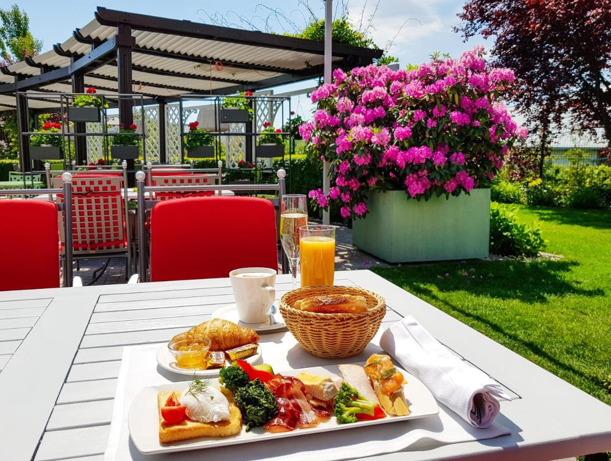 Hotel Sonnenhof Suceava Exteriör bild