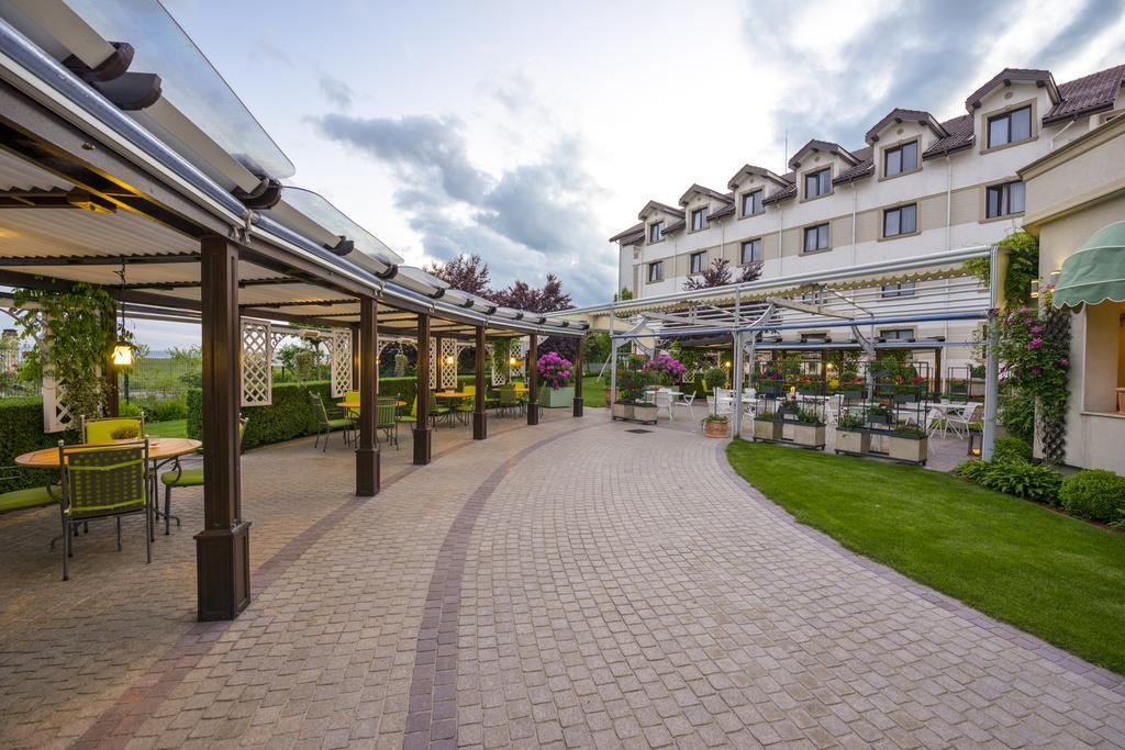 Hotel Sonnenhof Suceava Exteriör bild