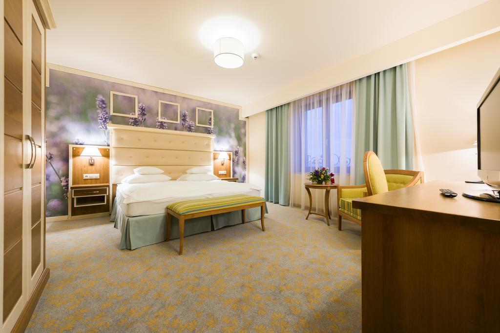 Hotel Sonnenhof Suceava Exteriör bild