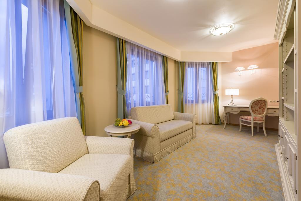 Hotel Sonnenhof Suceava Exteriör bild