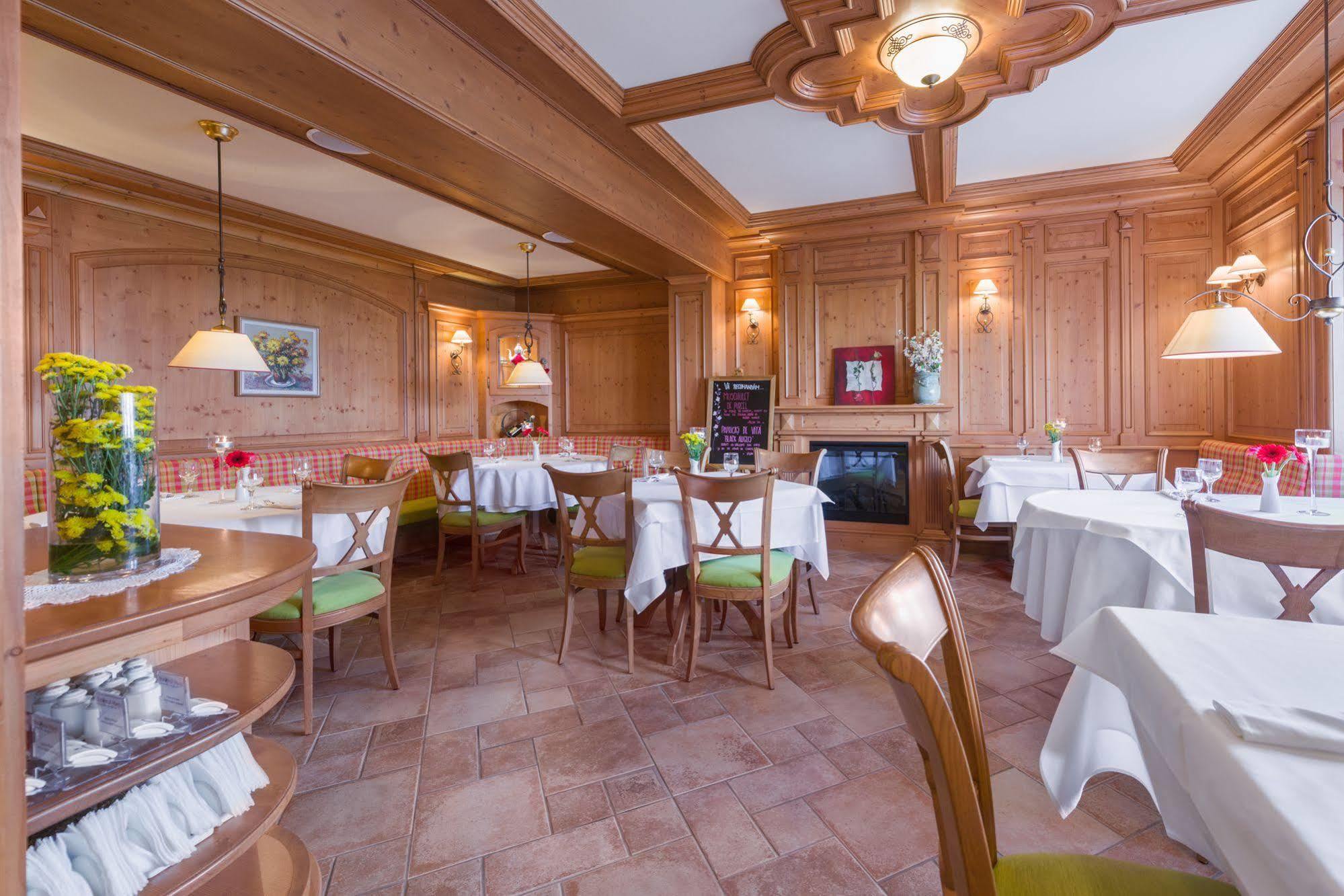 Hotel Sonnenhof Suceava Exteriör bild