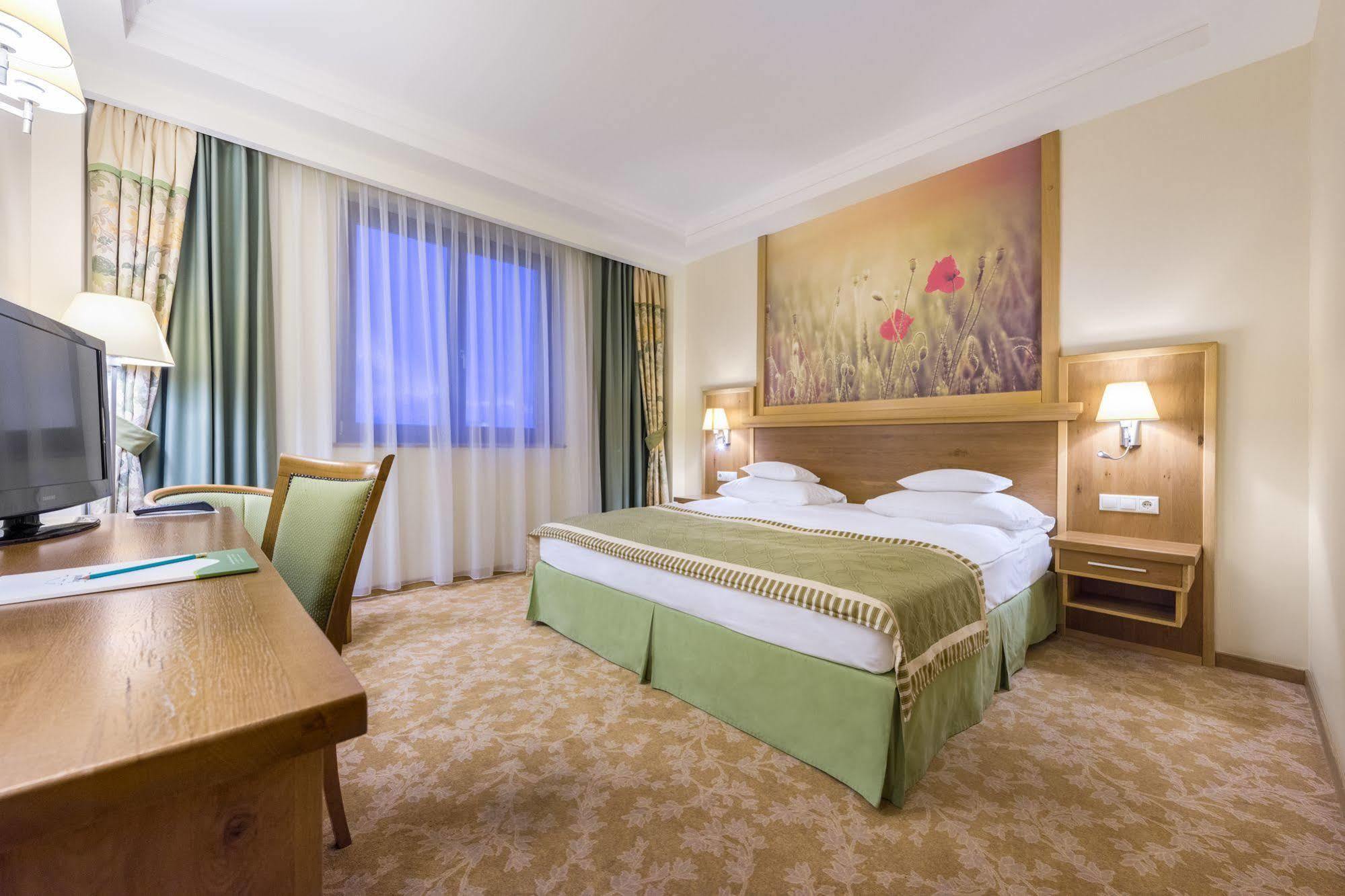 Hotel Sonnenhof Suceava Exteriör bild