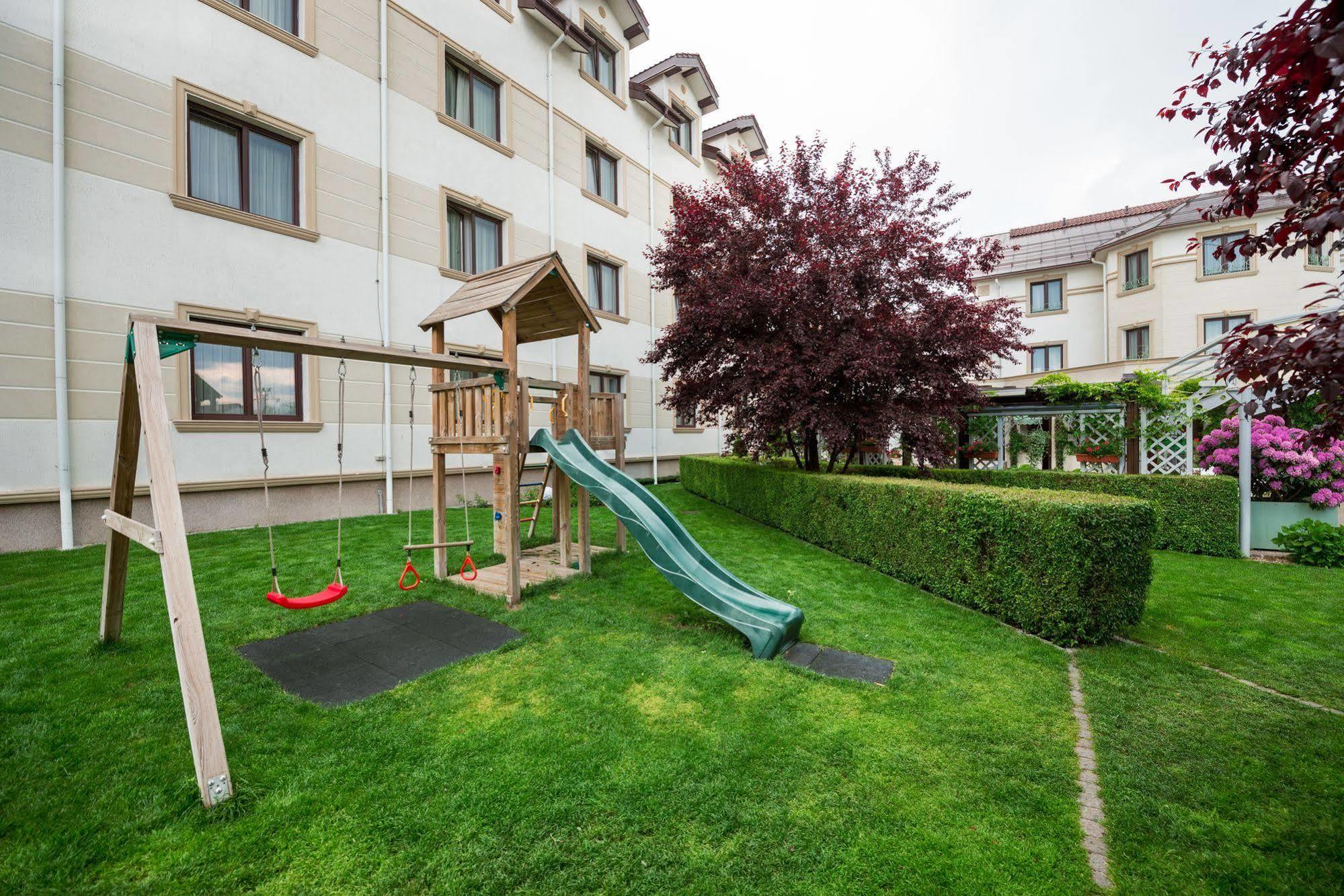 Hotel Sonnenhof Suceava Exteriör bild