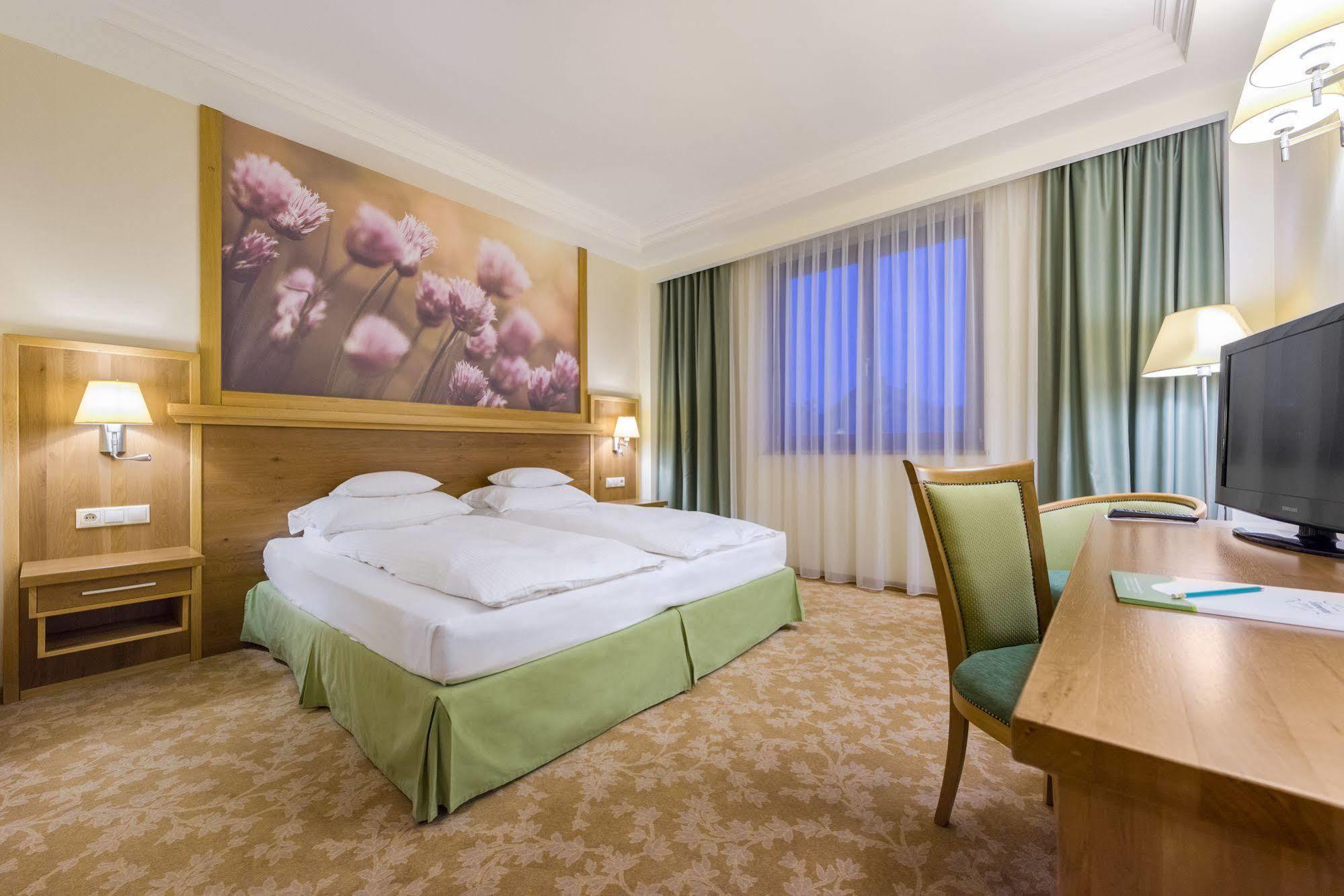 Hotel Sonnenhof Suceava Exteriör bild