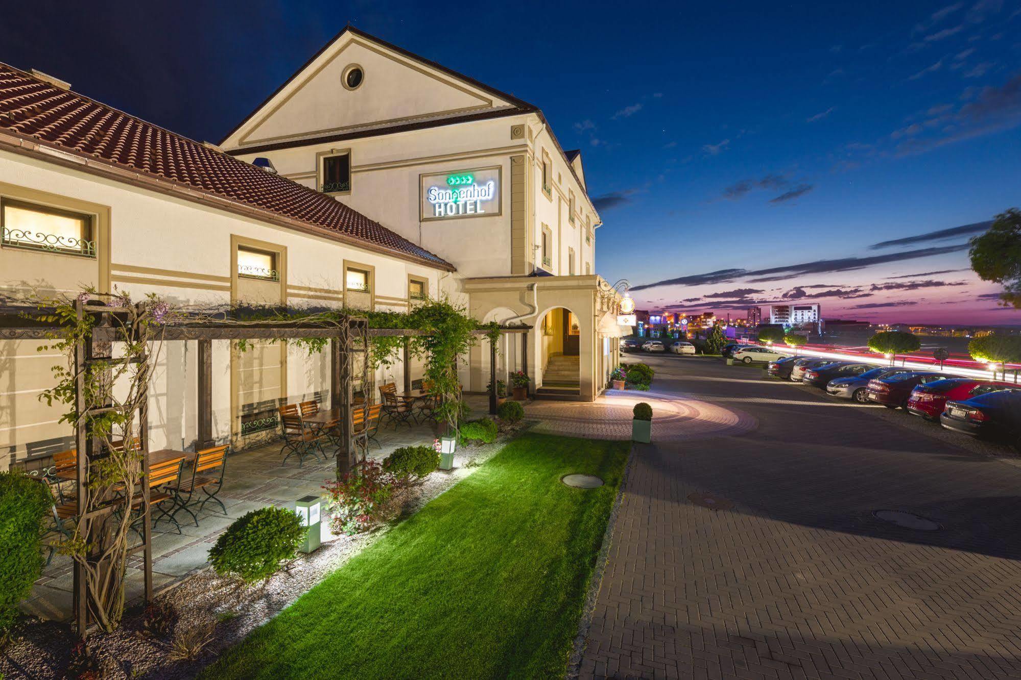 Hotel Sonnenhof Suceava Exteriör bild
