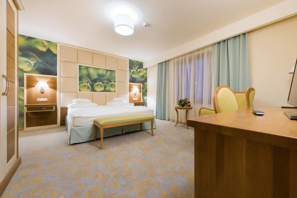 Hotel Sonnenhof Suceava Exteriör bild