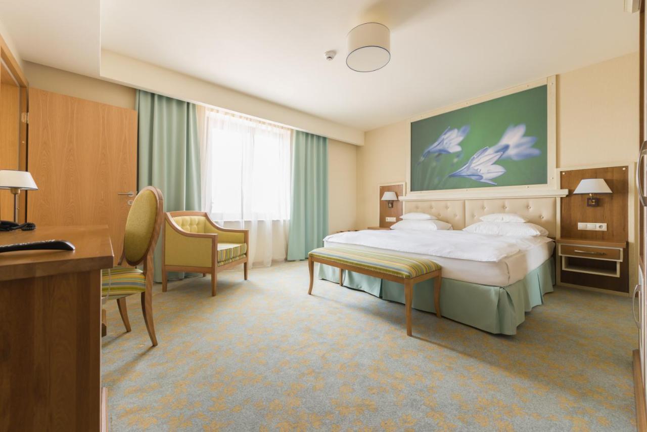 Hotel Sonnenhof Suceava Exteriör bild
